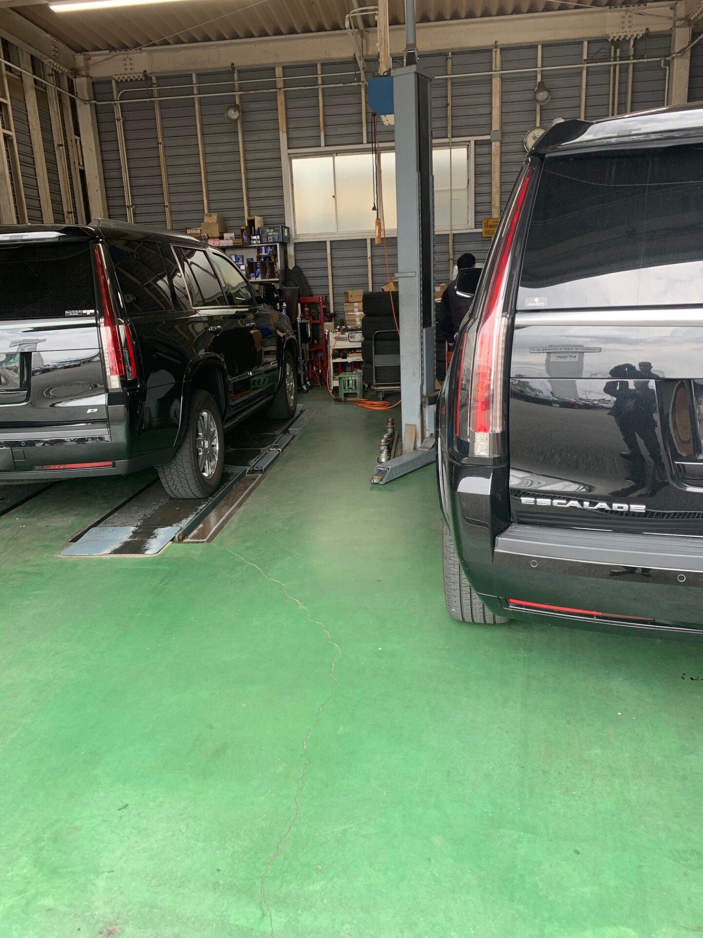 キャデラック エスカレードが2台ご入庫 車検 メンテナンス ビップオート